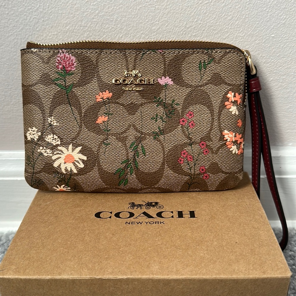NWT Coach floral Wrislet wallet